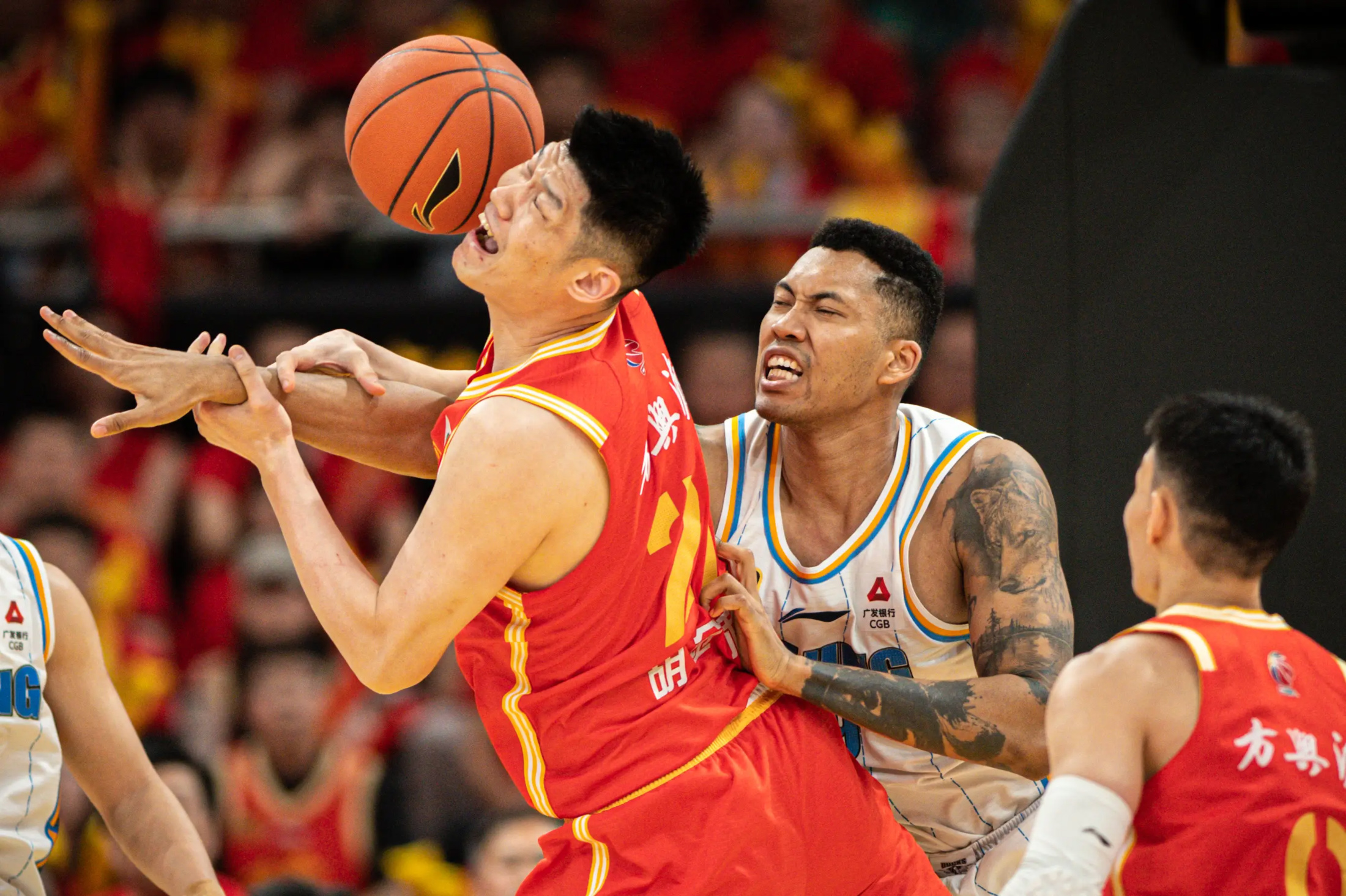 完美竞技-CBA常规赛冲刺阶段走向成谜，那不勒斯战术微调，引发热议，医务组通报恢复的简单介绍