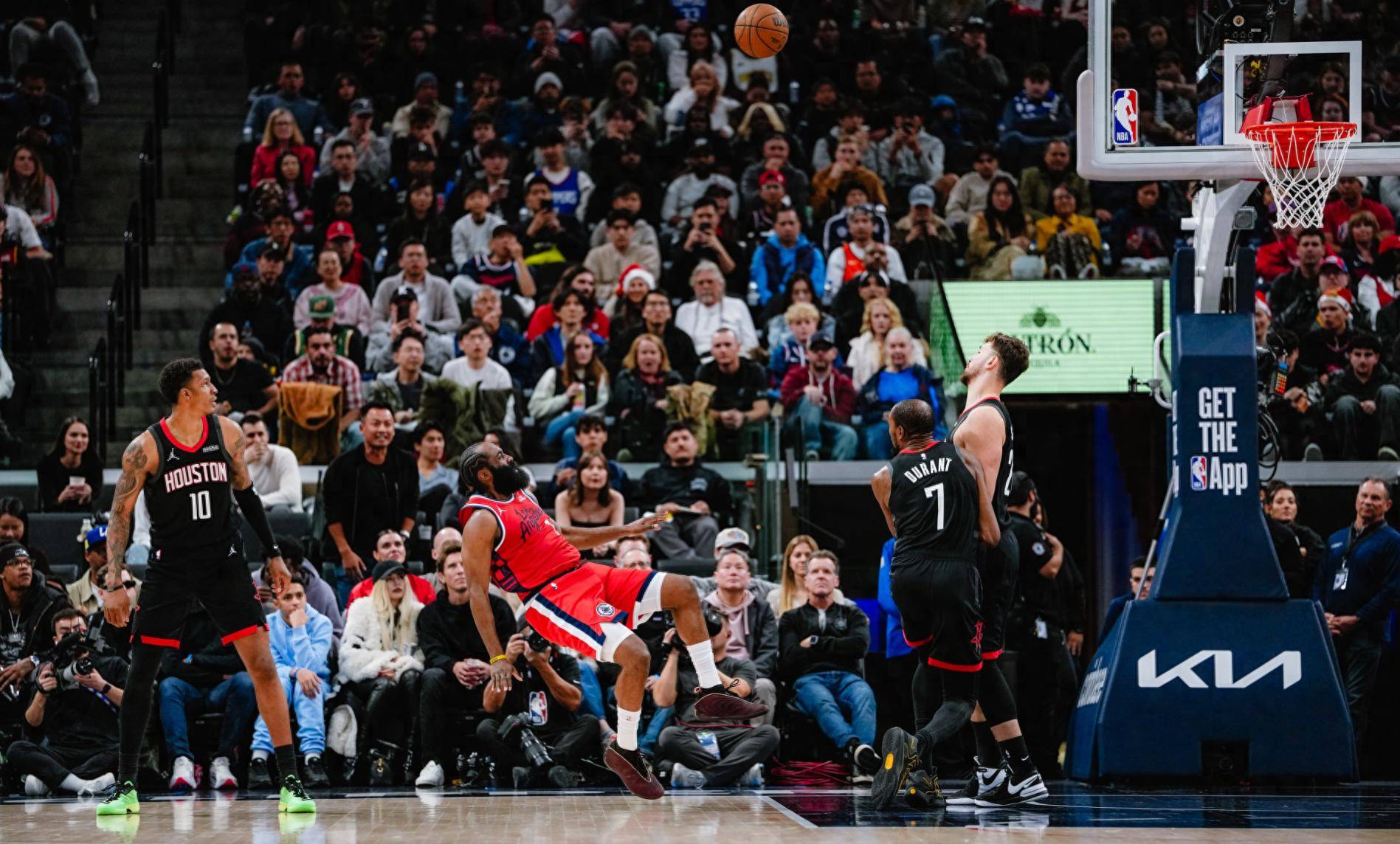 完美电竞- 哈登在中国前呼后拥万人追捧 